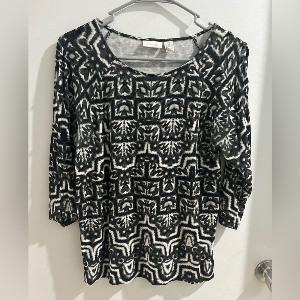 Chico's Black & White Patterned Scoop Neck Top